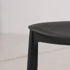 Chaise empilable noir